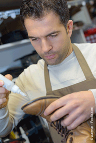 Mit Klebstoffen verlängern Schuhmacher die Lebenszyklen von Schuhen. Foto: © auremar - Fotolia.com Mit Klebstoffen verlängern Schuhmacher die Lebenszyklen von Schuhen. Foto: © auremar - Fotolia.com