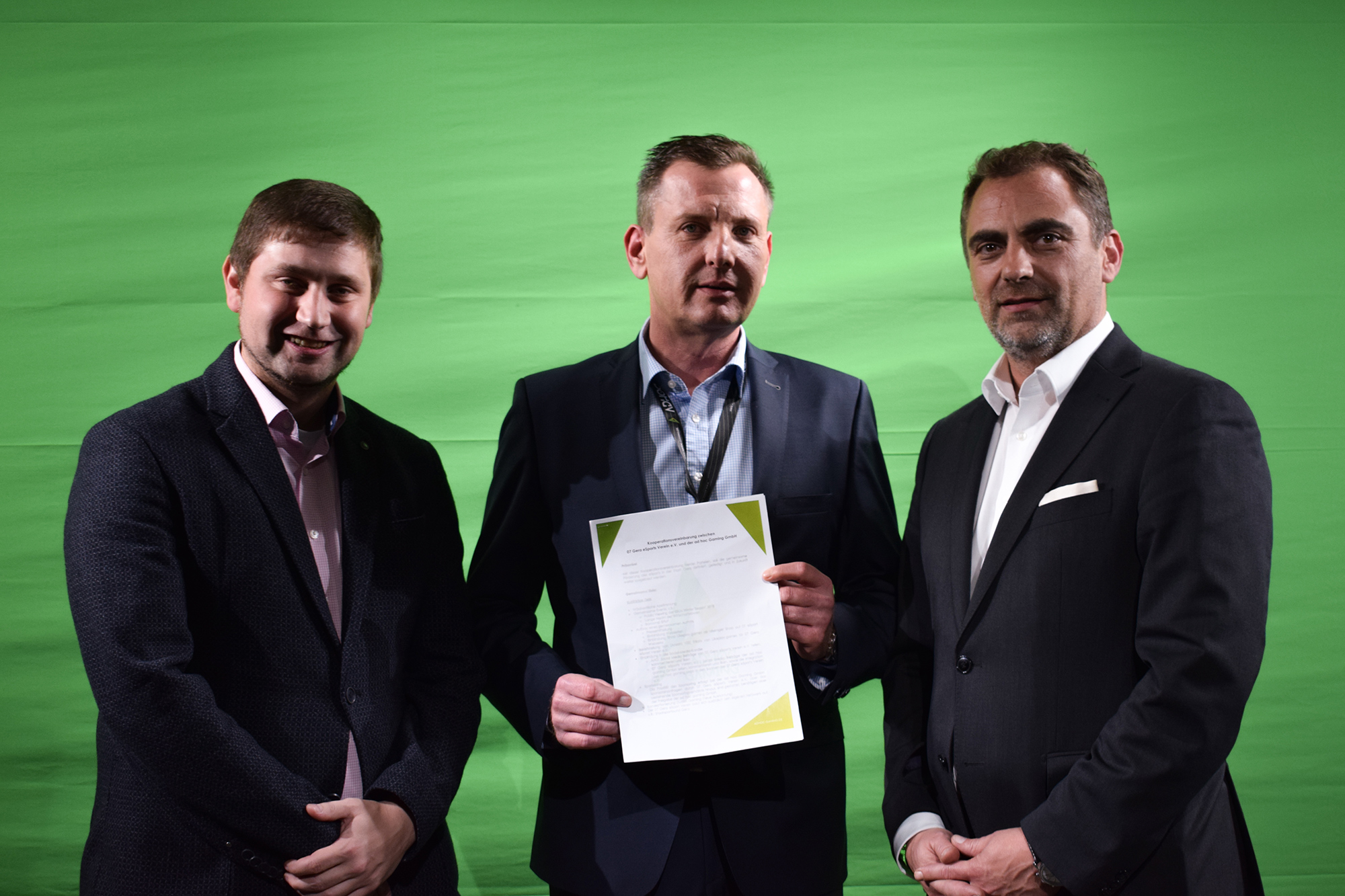 Von links Mike Neumaister ad hoc, Frank Nehring 07 Gera eSport, OB der Stadt Gera Julian Vonarb Von links Mike Neumaister ad hoc, Frank Nehring 07 Gera eSport, OB der Stadt Gera Julian Vonarb