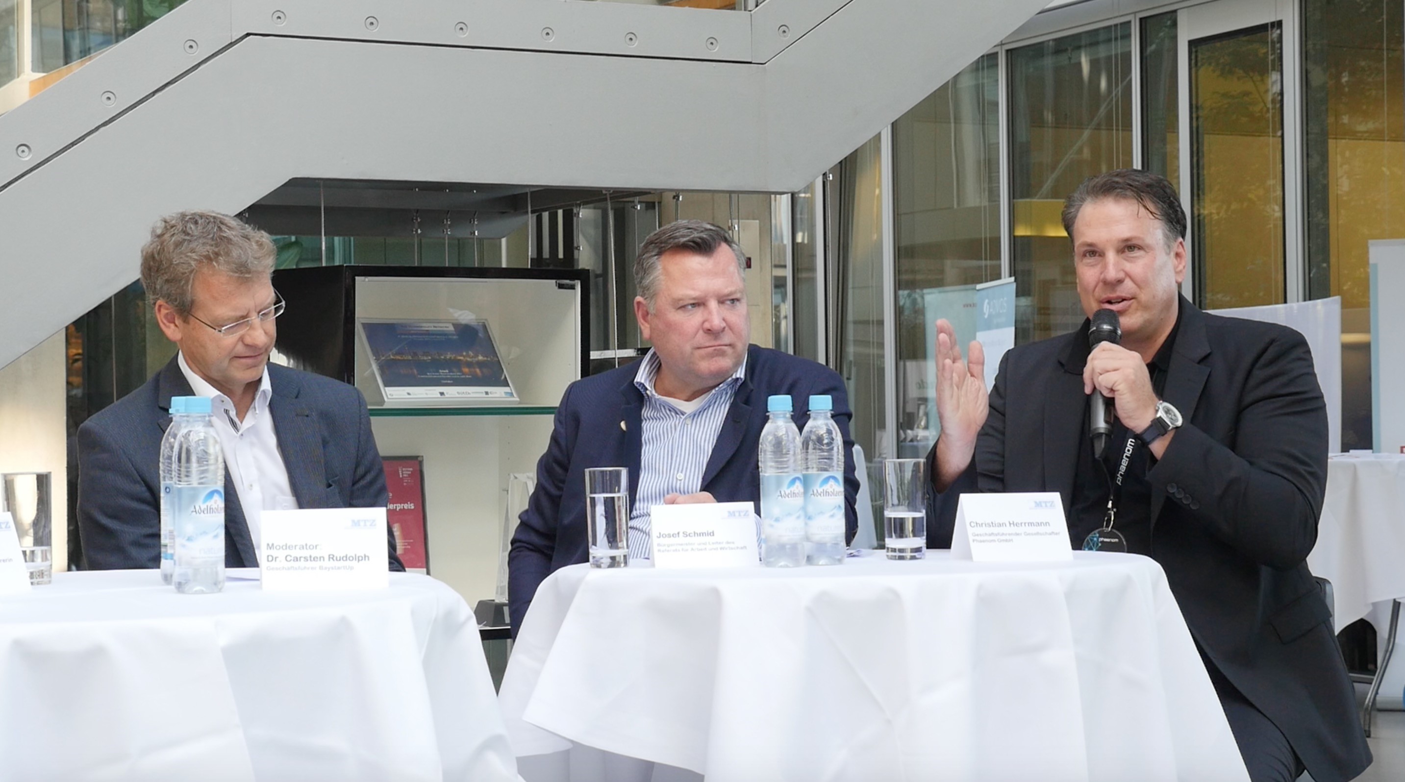 Dr. Carsten Rudolph, Josef Schmid und Christian Herrmann bei der Diskussion (Bildquelle:©Foto: Malvi Dr. Carsten Rudolph, Josef Schmid und Christian Herrmann bei der Diskussion (Bildquelle:©Foto: Malvi