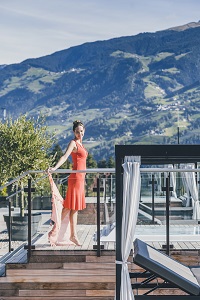 Sonnenstrahlen auf der Terrasse genießen (c) Tiberio Sorvillo (Hotel Golserhof)