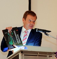 (Jocki_Foto: HJKrieg, Erlangen) – Herausgeber Michael Volk prästiert den ersten Bildband (Jocki_Foto: HJKrieg, Erlangen) – Herausgeber Michael Volk prästiert den ersten Bildband