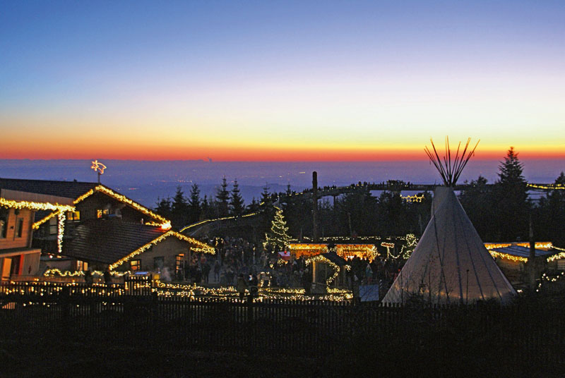 Drei Kilometer Lichterketten sorgen auf dem idyllischen Weihnachtsmarkt für stimmungsvollen Glanz. ( Drei Kilometer Lichterketten sorgen auf dem idyllischen Weihnachtsmarkt für stimmungsvollen Glanz. (