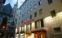 Hotelfassade bei Nacht (c) Stephan Huger (Hotel am Stephansplatz)