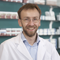 Apotheker Matthias Pfeifer hat durch den Rowa Vmax mehr Zeit für seine Kunden Apotheker Matthias Pfeifer hat durch den Rowa Vmax mehr Zeit für seine Kunden