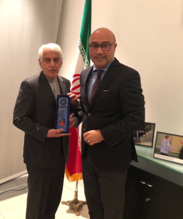 Alexander Gorjinia (CDU)überreicht den Preis an Botschafter Majedi.