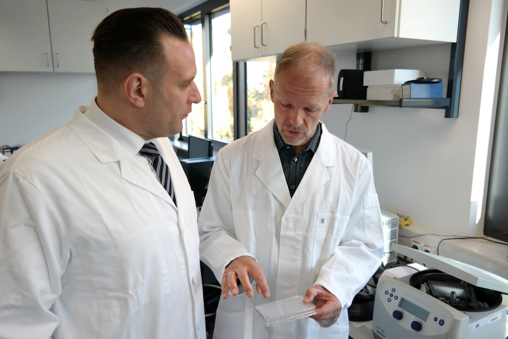 Der Wissenschaftliche Direktor der DSMZ Prof. Dr. Jörg Overmann mit MdL Oliver Schatta im DSMZ-Labor