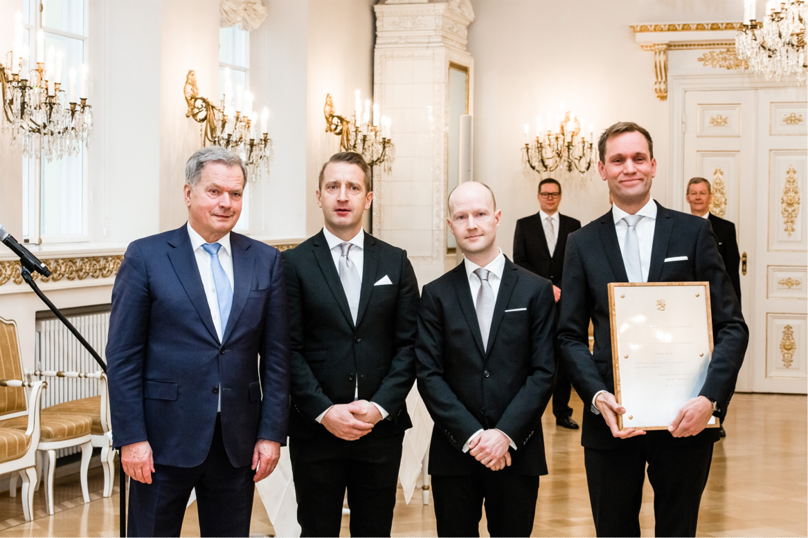 M-Files wird vom finnischen Präsidenten (l.) mit dem Internationalization Award ausgezeichnet.