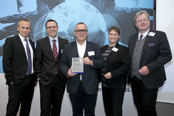 Ulvi Aydin (Mitte) erhält den Preis von der Jury. Ulvi Aydin (Mitte) erhält den Preis von der Jury.