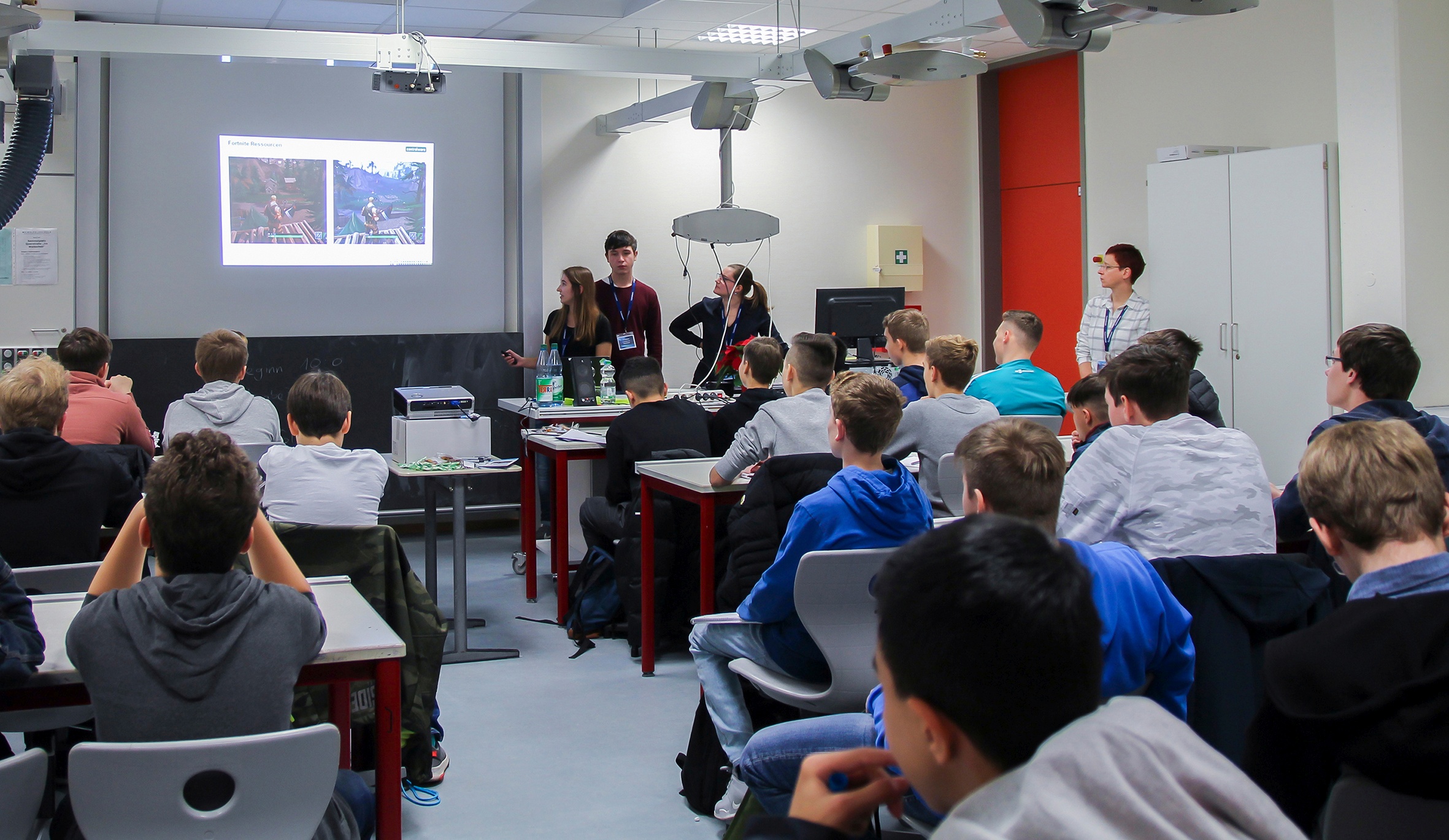 Controlware nahm am 9. November 2018 an der Ausbildungsmesse der Weibelfeldschule in Dreieich teil.