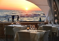 Beach Restaurant bei Sonnenuntergang (Paradù Tuscany EcoResort) Beach Restaurant bei Sonnenuntergang (Paradù Tuscany EcoResort)