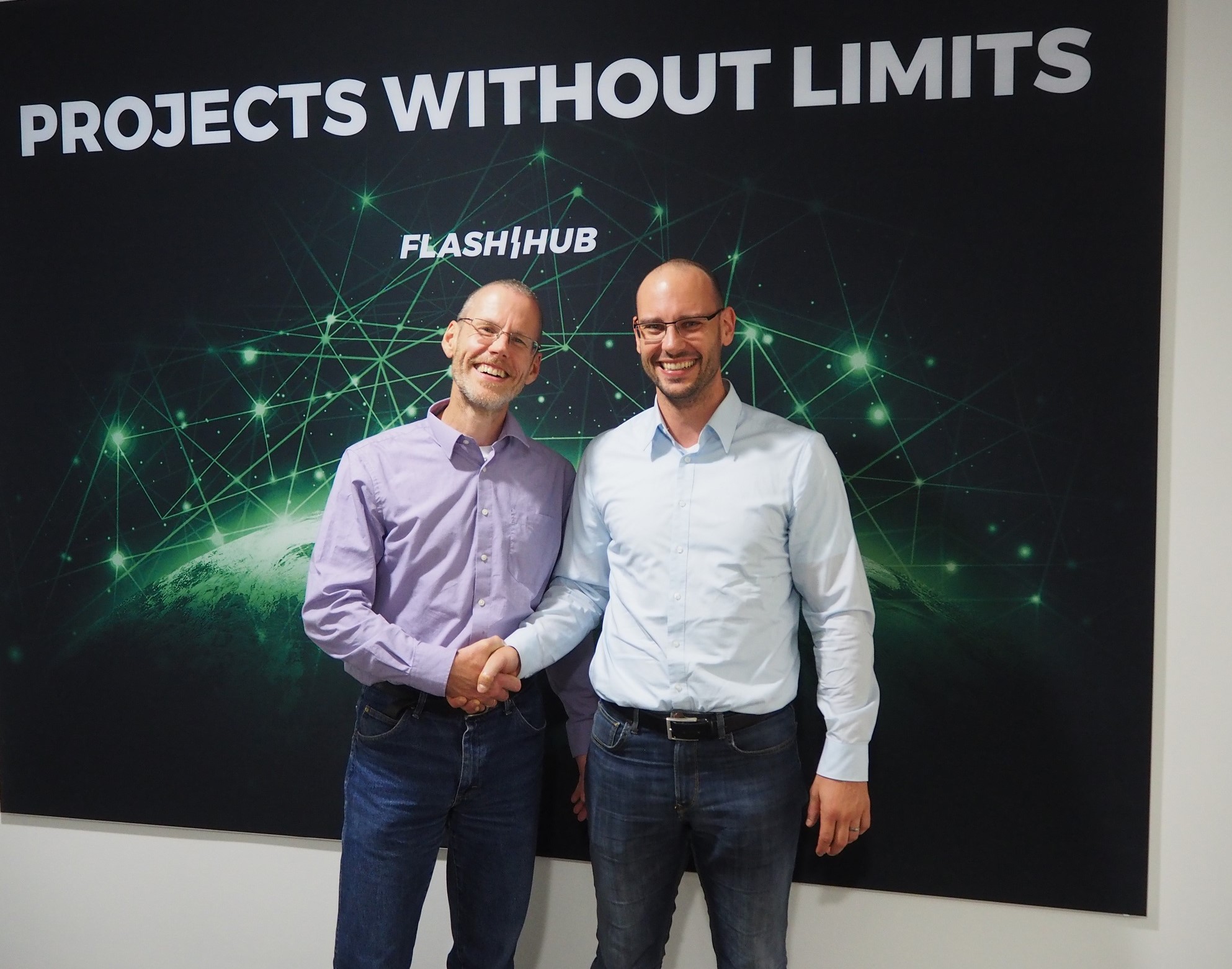 Ralf Hendel (l.) und Manuel Pistner freuen sich auf die Zusammenarbeit bei Bright Solutions Hamburg Ralf Hendel (l.) und Manuel Pistner freuen sich auf die Zusammenarbeit bei Bright Solutions Hamburg