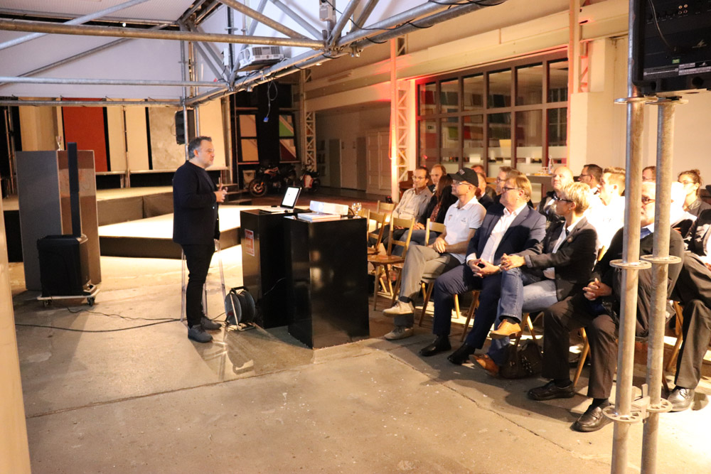 Es war für den BusinessClub rundum spannend,was Robert Kohlüber die Küchengestaltungvon Küchenkunst Es war für den BusinessClub rundum spannend,was Robert Kohlüber die Küchengestaltungvon Küchenkunst