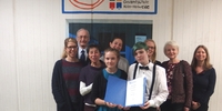 SchülerAustausch Preisverleihung in der Schule (Foto: Stiftung Völkerverständigung) SchülerAustausch Preisverleihung in der Schule (Foto: Stiftung Völkerverständigung)