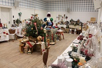 Verkaufsausstellung im Innenbereich beim Greissler Adventzauber in der Manufaktur (Eis-Greissler Man