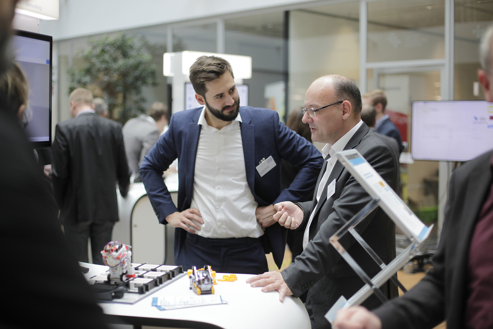 Reger Austausch auf dem Ausstellerforum unter allen Teilnehmern der CDO Aachen 2018 (Bildquelle: @mi