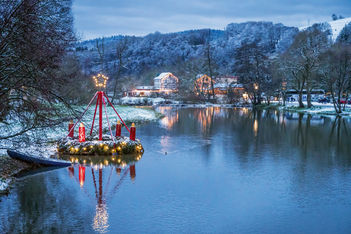 Der schwimmende Adventskranz ist eines der Highlights des?Weihnachtsdorfs Waldbreitbach?. (Bildquell Der schwimmende Adventskranz ist eines der Highlights des?Weihnachtsdorfs Waldbreitbach?. (Bildquell