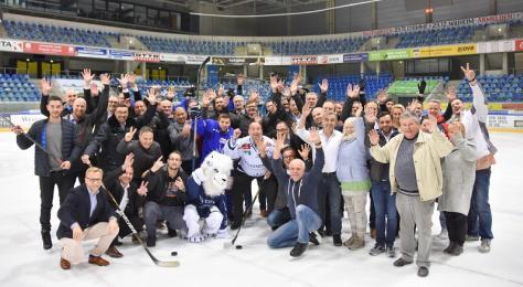 Die erweiterte YellowFox-Familie zu Gast bei den Dresdner Eislösen. Bild: YellowFox GmbH