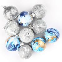 Stylisch und modern: Christbaumkugeln im Marmor-Look. 