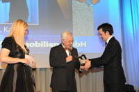 Dr. Daniel Arnold (r.) übergibt den Preis an Joseph Kahl.