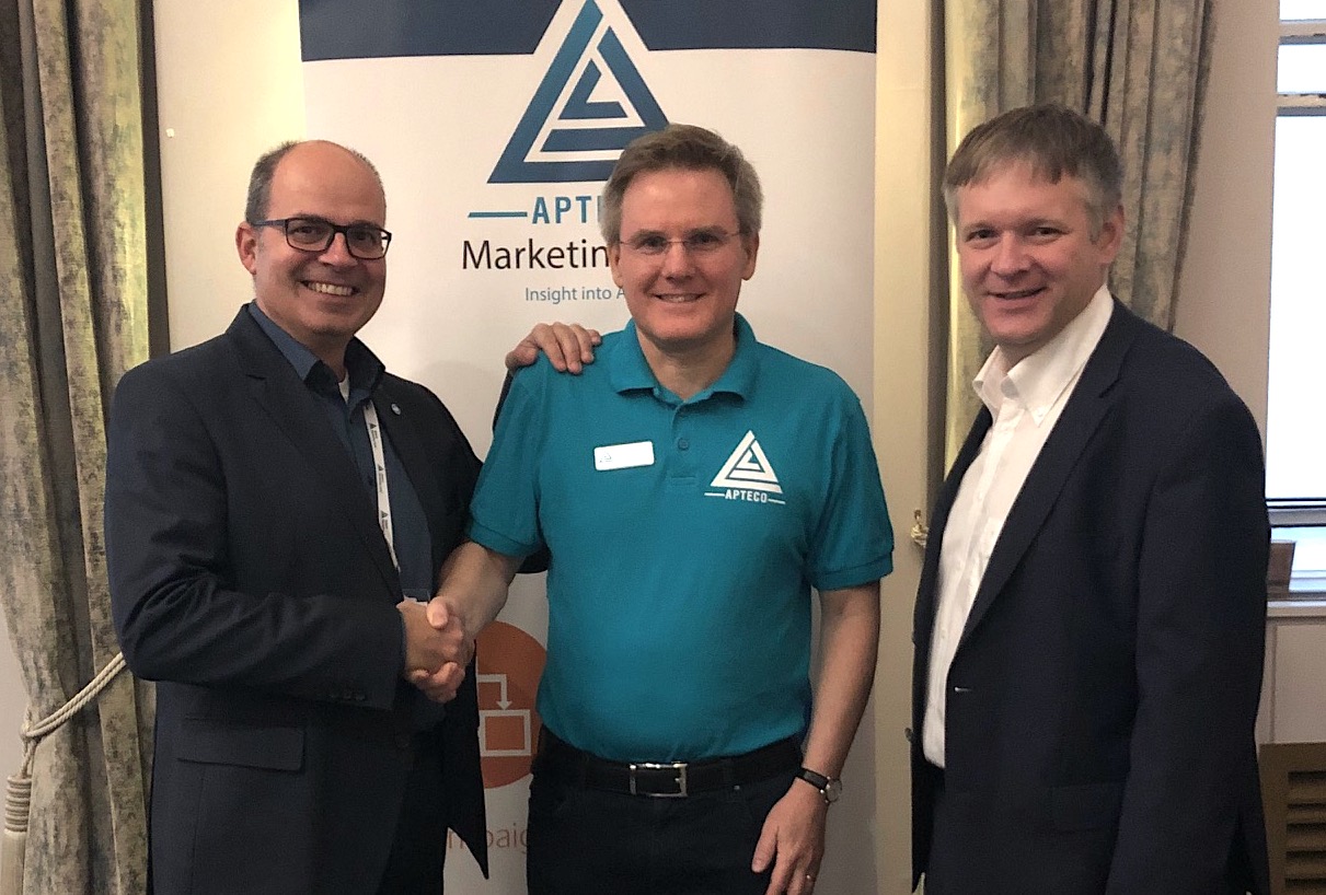 Laurentius Malter (l.) und Wolfgang Leußer (r.) von b.telligent mit Martin Clark von Apteco.