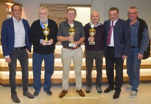 Gunnar Johnsen (NOR/3 v. l. ) gewann das 21. Jungsenioren-Schach-Open in Bad Griesbach. (Bildquelle: Gunnar Johnsen (NOR/3 v. l. ) gewann das 21. Jungsenioren-Schach-Open in Bad Griesbach. (Bildquelle: