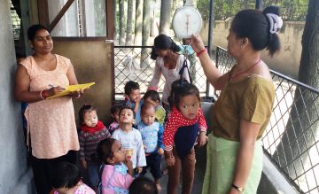 "Wiegetag" in der nepalesischen Krabbelstube (Bildquelle: (C) Georg Kraus Stiftung)