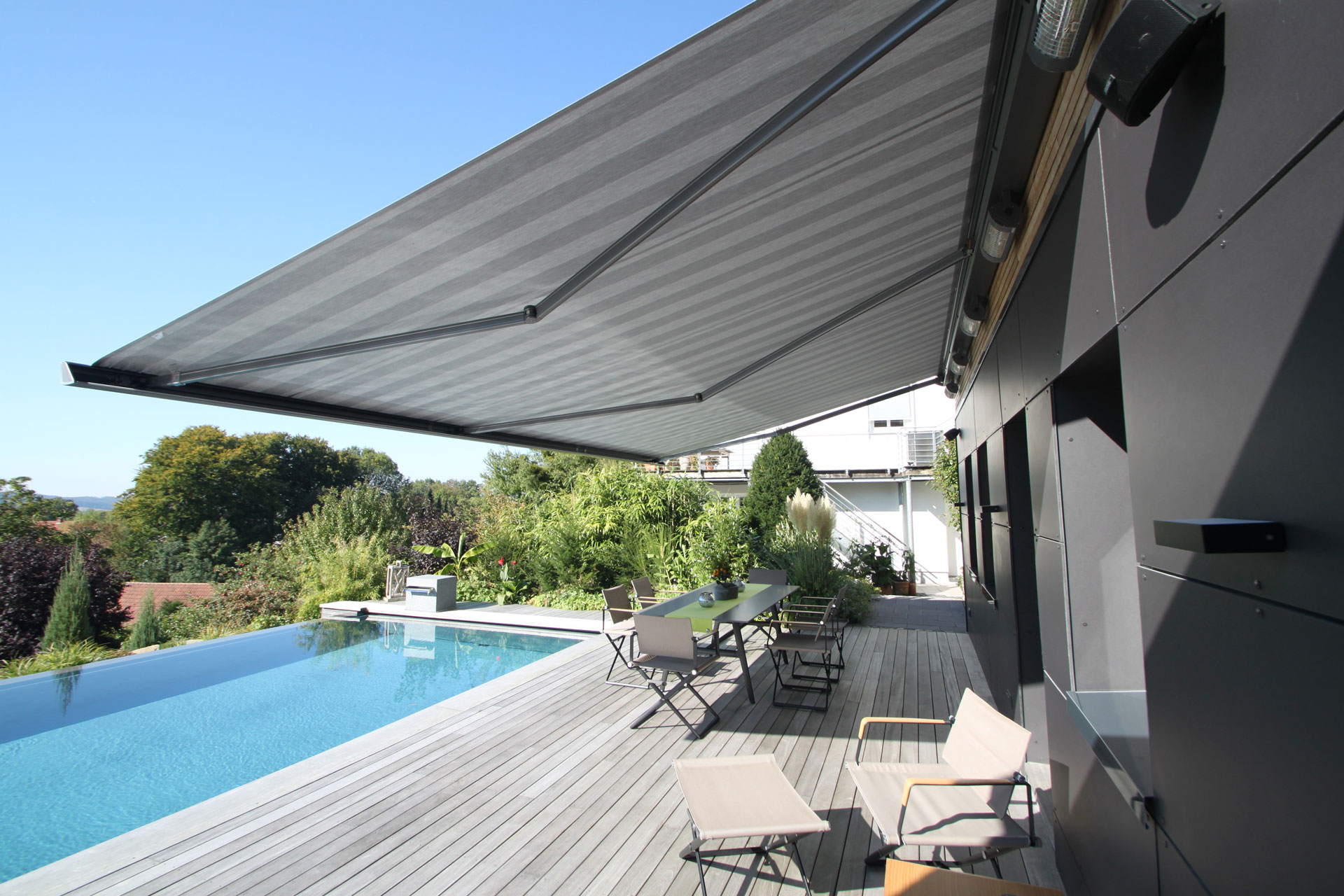 Eine optimal angepasste Terrassenmarkise ermöglicht zusätzlichen Wohnraum an der frischen Luft.