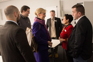 Andrea Niermann (3.v.l.) im Gespräch mit Geschäftsführer Jörg Beeknen (r.) vom BFW Leipzig. Andrea Niermann (3.v.l.) im Gespräch mit Geschäftsführer Jörg Beeknen (r.) vom BFW Leipzig.