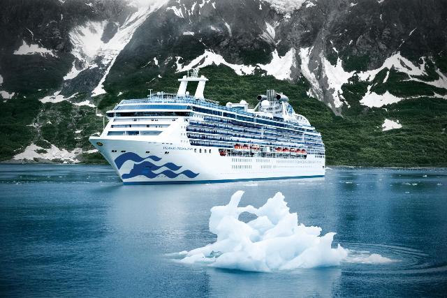 Die Island Princess kreuzt im Oktober 2020 entlang der norwegischen Fjordküste