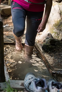 Kneippen bei den Barbianer Wasserfällen (c) Helmut Moling (Tourismusverein Klausen)
