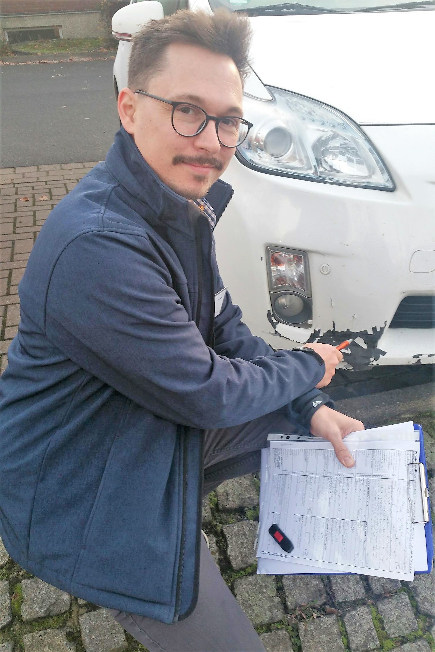Kfz-Sachverständiger Berner begutachtet einen Unfallschaden Kfz-Sachverständiger Berner begutachtet einen Unfallschaden
