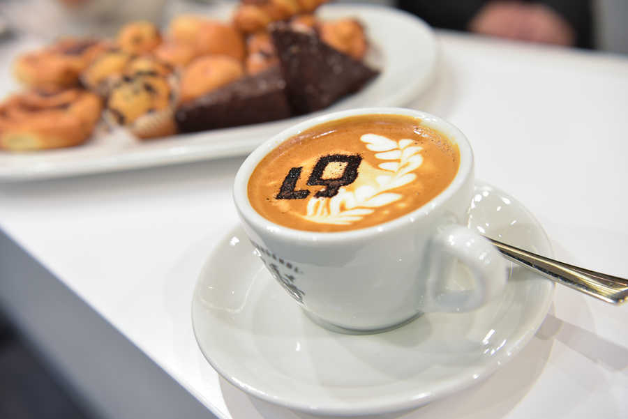 Ein guter Cappuccino am Stand der LQ Group war ebenso gefragt, wie das Fachgespräch.