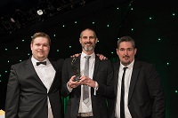 Die Shopmacher Rico Herwig und André Roitzsch feiern mit Andreas Herde von YeaHR! den Award