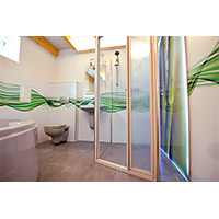 Badezimmer und Dusche mit Rückwänden ausgekleidet Badezimmer und Dusche mit Rückwänden ausgekleidet