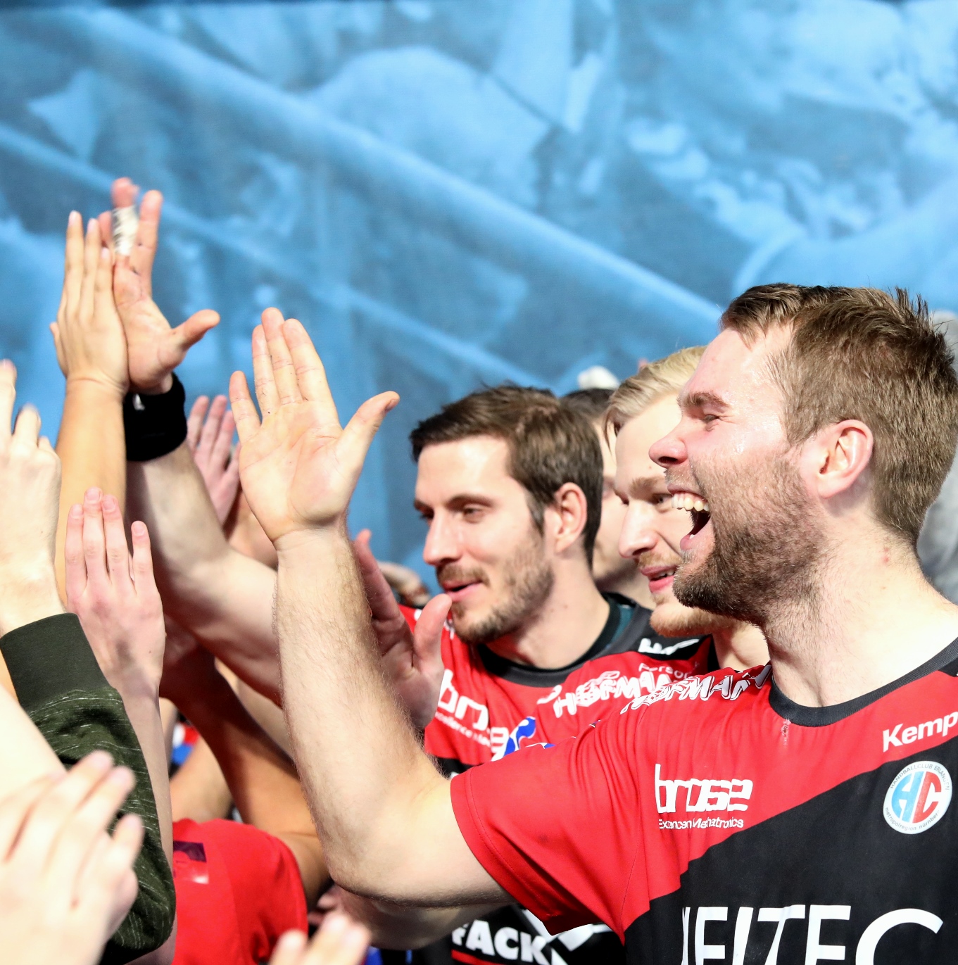 (Foto: HJKrieg, Erlangen): HC Erlangen - die HC-Fans feiern den 24:26 Auswärtssiegüber Bietigheim