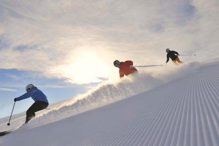 Skifahrer auf frischer Piste © Sepp Mallaun