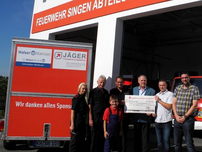 Vertreter Feuerwehr Singen Abt. Beuren a.d. Aach mit Gerhard R. Daiger, GF Dr. Walser Dental Vertreter Feuerwehr Singen Abt. Beuren a.d. Aach mit Gerhard R. Daiger, GF Dr. Walser Dental