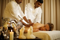 Frau genießt Ayurveda Anwendung (Hotel Larimar)