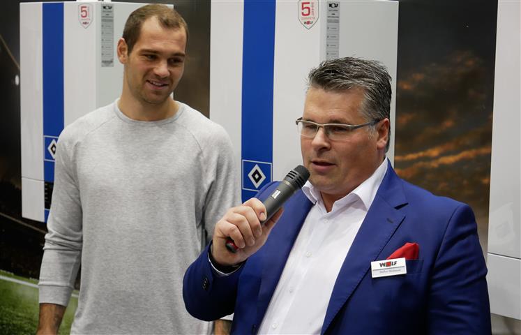 Stürmer Pierre-Michel Lasogga signierte am Wolf Stand eine HSV-Fanheizung und gab Autogramme. (Bildq Stürmer Pierre-Michel Lasogga signierte am Wolf Stand eine HSV-Fanheizung und gab Autogramme. (Bildq