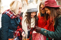 Einkäufe vom Meraner Weihnachtsmarkt (c) IDM SüdtirolAlex Filz (Castel Rundegg) Einkäufe vom Meraner Weihnachtsmarkt (c) IDM SüdtirolAlex Filz (Castel Rundegg)