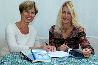 Autorin Dr. Cornelia Riechers (l.) hat ihren Verlag an Nicole Marschall übergeben. Foto: MackFoto.de Autorin Dr. Cornelia Riechers (l.) hat ihren Verlag an Nicole Marschall übergeben. Foto: MackFoto.de