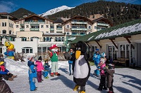 Skikurs für Kinder mit Skipinguin Bobo (Leading Family Hotel & Resort Alpenrose) Skikurs für Kinder mit Skipinguin Bobo (Leading Family Hotel & Resort Alpenrose)