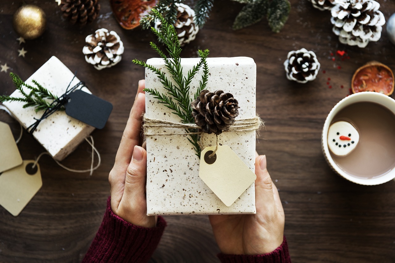 Studie: Zu viele müssen sich Geld leihen, um für die Familie an Weihnachten Geschenke zu kaufen.