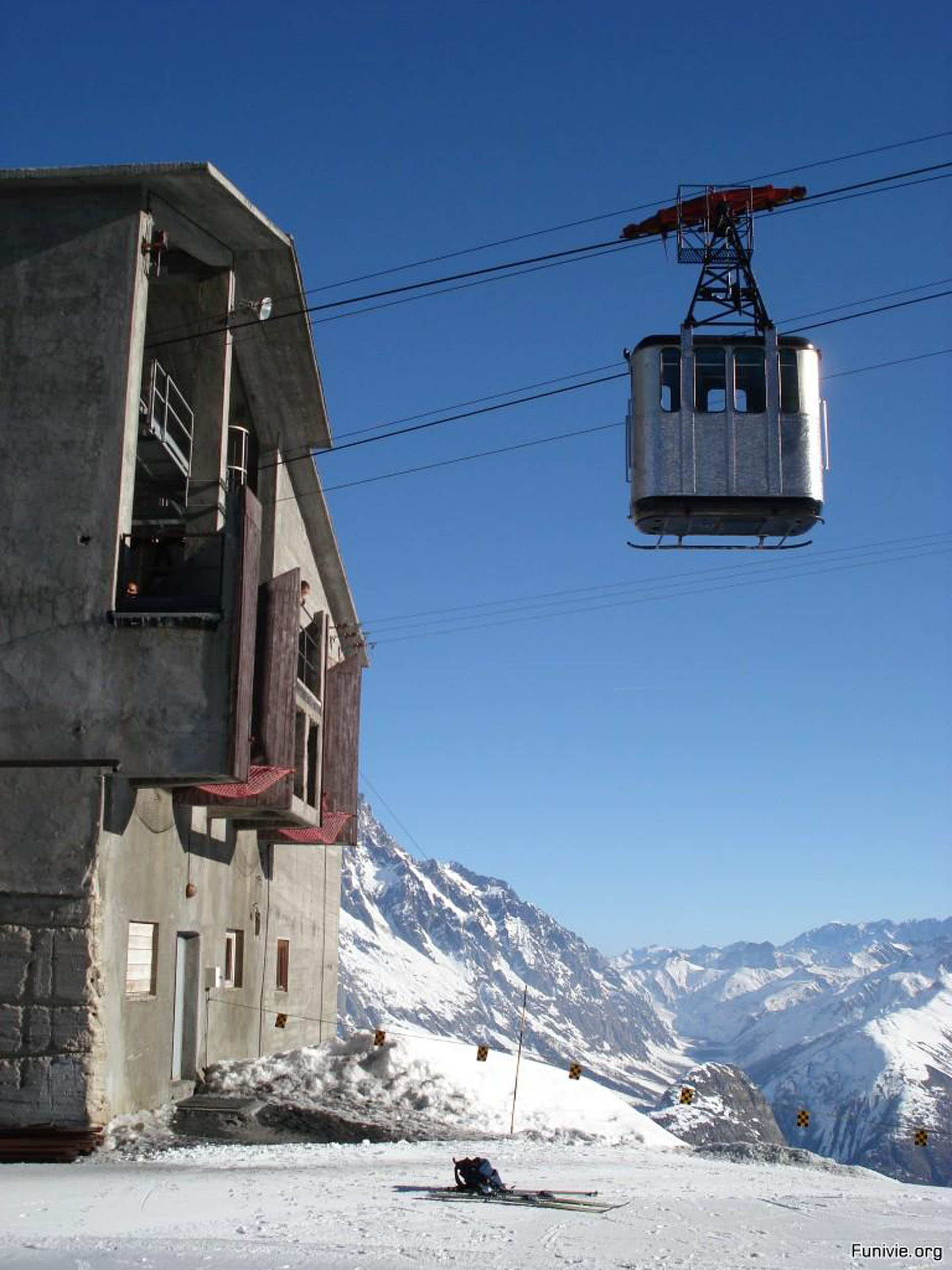 Nach der Sanierung mit Triflex ist das Dach der Skiliftstation Courmayeur dauerhaft dicht. Nach der Sanierung mit Triflex ist das Dach der Skiliftstation Courmayeur dauerhaft dicht.
