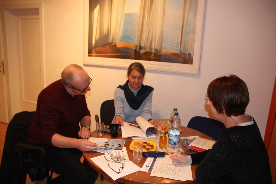 Das ehrenamtliche Presseteam des Vereins für Hospizarbeit, Bonn Lighthouse, in angeregter Diskussion Das ehrenamtliche Presseteam des Vereins für Hospizarbeit, Bonn Lighthouse, in angeregter Diskussion
