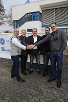 V.l.n.r.: Peter Renz, Elmar Gaschet, Jürgen Lüke, Jens Lewald und Christian Eggers beim Shake-Hands V.l.n.r.: Peter Renz, Elmar Gaschet, Jürgen Lüke, Jens Lewald und Christian Eggers beim Shake-Hands