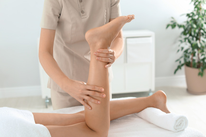 Massageliegen sollten funktionell und komfortabel sein. (Bildquelle:©New Africa / Fotolia)