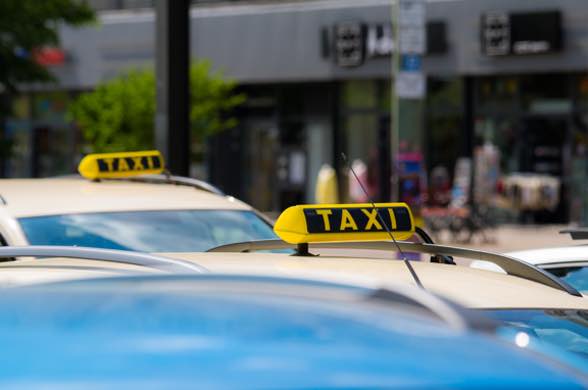 Mit dem Taxi ist es problemlos möglich, zum Flughafen zu kommen. (Bildquelle:©Rainer Fuhrmann / Foto Mit dem Taxi ist es problemlos möglich, zum Flughafen zu kommen. (Bildquelle:©Rainer Fuhrmann / Foto