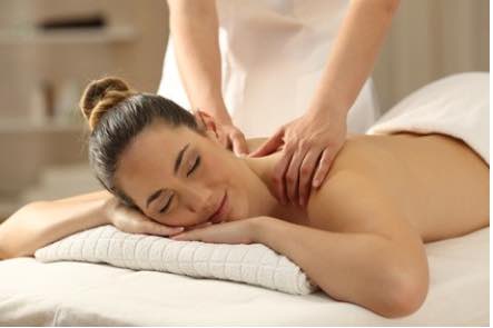 Es gibt eine große Auswahl an Massageliegen. (Bildquelle:©Antonioguillem / Fotolia)
