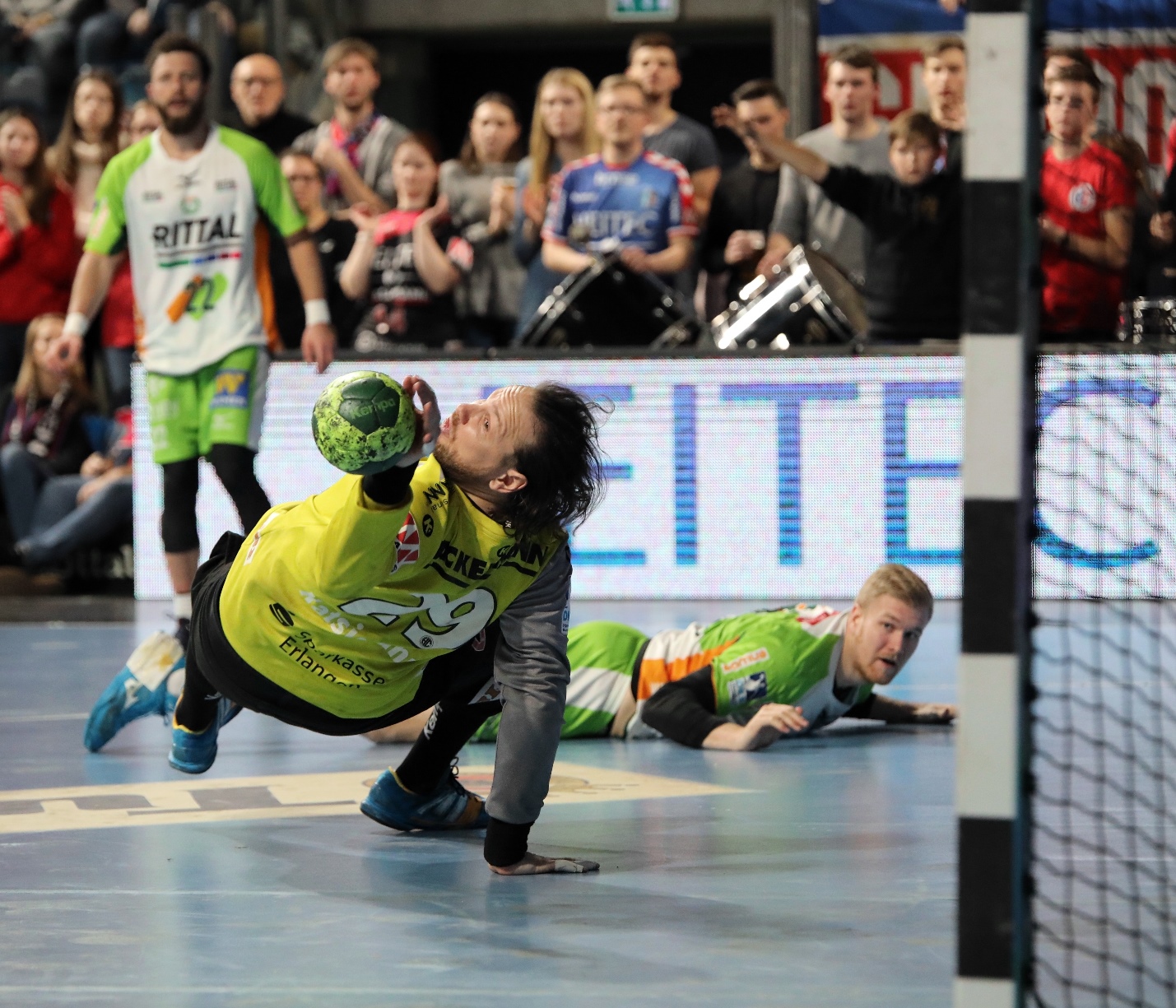(Foto: HJKrieg, Erlangen): HC-Keeper Nikolas Katisgiannis mit einer seiner sensationellen Paraden (Foto: HJKrieg, Erlangen): HC-Keeper Nikolas Katisgiannis mit einer seiner sensationellen Paraden
